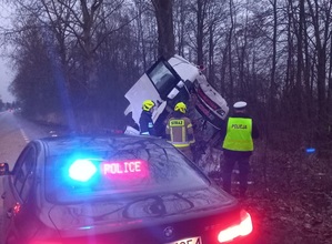 policjanci podczas czynności na miejscu zdarzenia