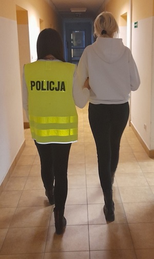 policjantka podczas doprowadzania zatrzymanej