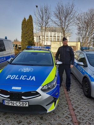 policjant przy radiowozie