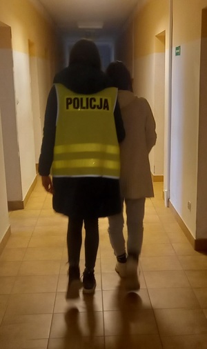 policjantka podczas doprowadzenia zatrzymanej