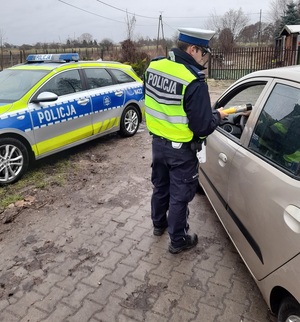 policjant podczas badania trzeźwości