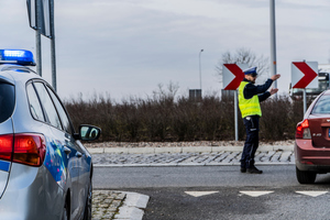 policjant podczas kierowania ruchem