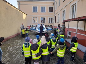 policjanci podczas zajęć z przedszkolakami