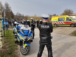 policjanci podczas zabezpieczenia meczu