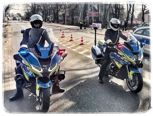 policjanci na motocyklach służbowych