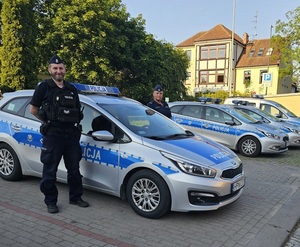 policjanci przy radiowozie