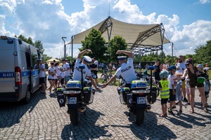 policjanci podczas imprezy z okazji dnia dziecka