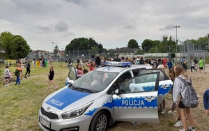 policjanci podczas festynu