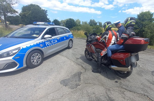 policjant podczas kontroli motocykla