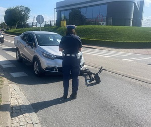 policjantka podczas czynności na miejscu zdarzenia