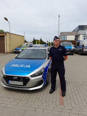 policjant przy radiowozie