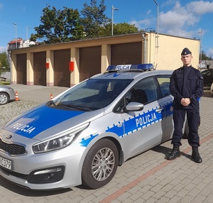 policjant przy radiowozie