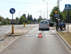 policjant podczas czynności na miejscu zdarzenia