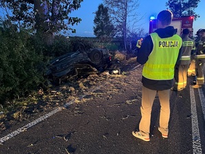 policjant podczas czynności na miejscu zdarzenia