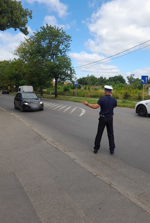 policjant podczas kontroli pojazdu