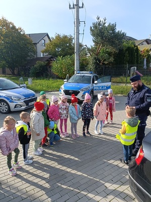 policjant podczas zajęć z dziećmi