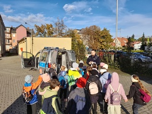 policjant podczas zajęć z dziećmi