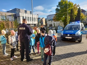 policjant podczas zajęć z dziećmi