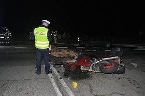 policjant podczas czynności na miejscu zdarzenia