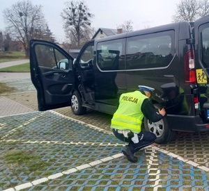 policjant podczas kontroli pojazdu