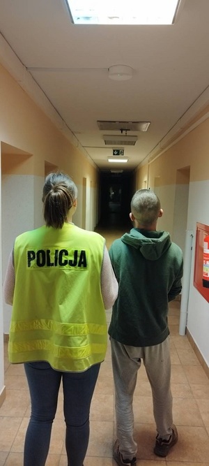 policjantka podczas doprowadzanie