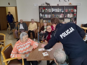 policjanci podczas spotkania z seniorami