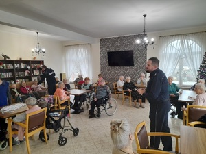 policjanci podczas spotkania z seniorami