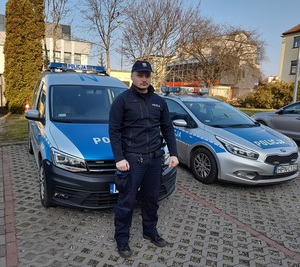 policjant koło radiowozu