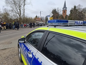 radiowóz policyjny i policjanci na miejscu zabezpieczenia