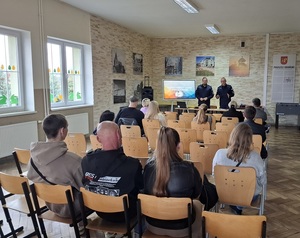 policjanci podczas debaty