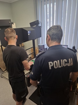policjant podczas czynności z zatrzymanym