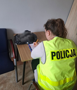 policjantka podczas oględzin odzyskanych butów