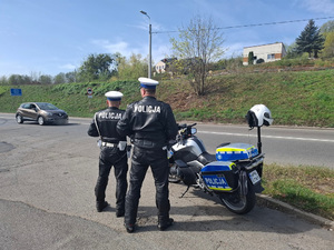 policjanci przy motocyklach