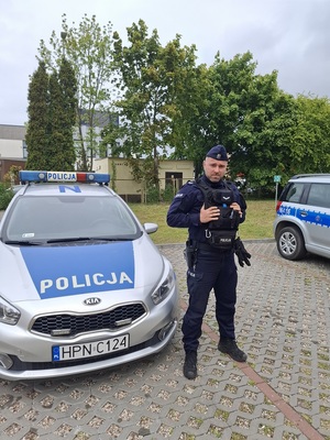 policjant przy radiowozie
