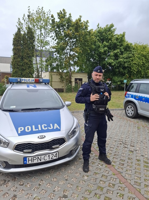 policjant przy radiowozie