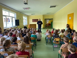 policjant podczas zajęć z dziećmi