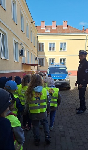 policjant podczas zajęć z dziećmi