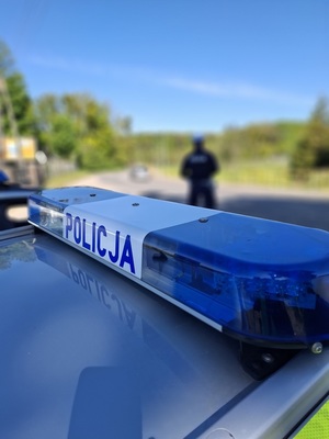 radiowóz policyjny i policjant na służbie
