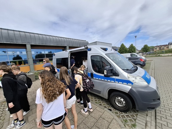 policjanci podczas festynu