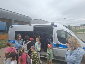 policjanci podczas festynu