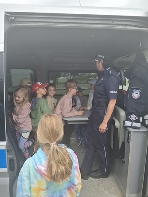 policjanci podczas festynu