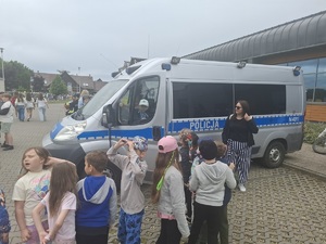 policjanci podczas festynu