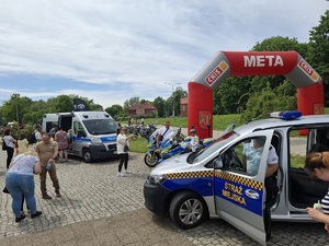 policjanci podczas festynu