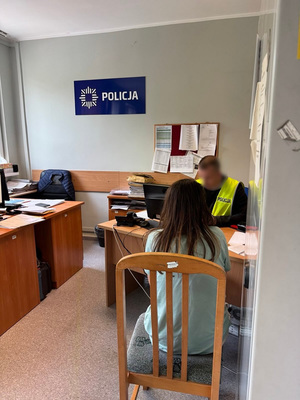 policjant podczas czynności z zatrzymaną