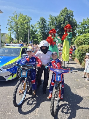 policjanci podczas festynu
