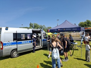 policjanci podczas festynu