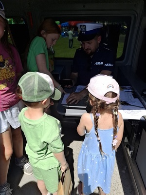 policjanci podczas festynu