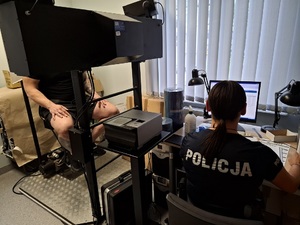 policjantka podczas czynności  z zatrzymanym