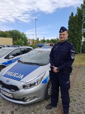 policjant przy radiowozie