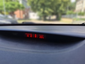 termometr w samochodzie wskazujący temperaturą +22 stopnie C